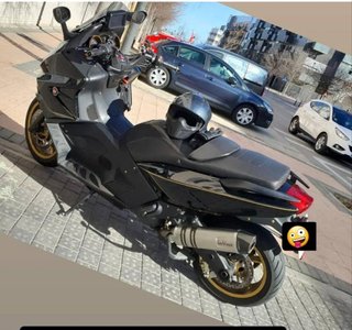 Gilera GP800 Maxi Scooter Negra y Dorada