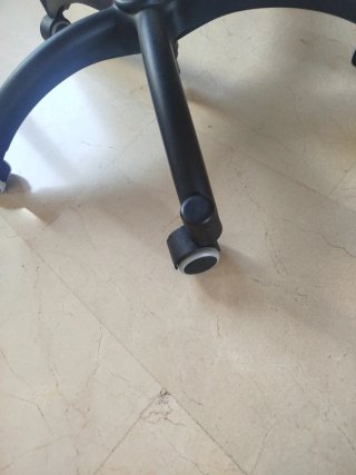 Silla de oficina ergonómica negra de alta calidad.