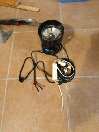 Foco negro con cables