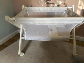 Minicuna madera blanca con colchón y sábanas