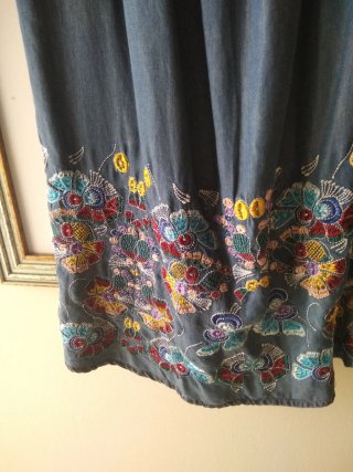 Vestido premamá azul vaquero con estampado floral