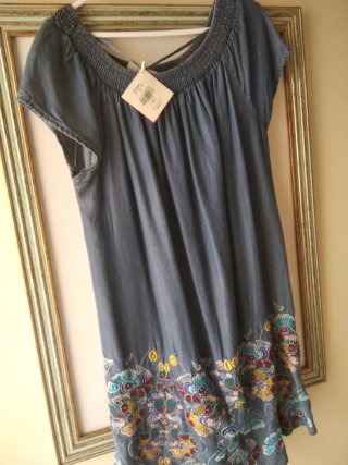 Vestido premamá azul vaquero con estampado floral