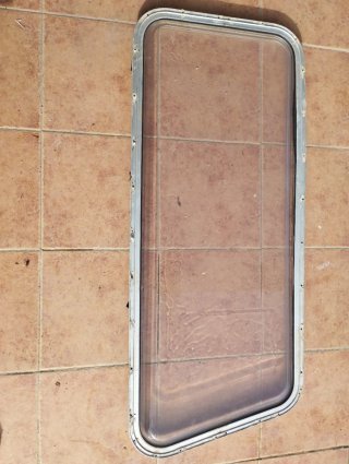 Ventana 120x49 cm con forma redondeasa en una esqu