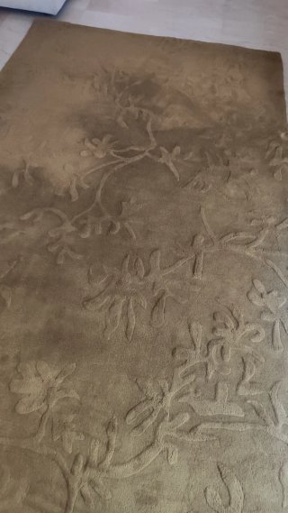 Alfombra de lana marrón
