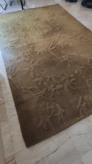 Alfombra de lana marrón