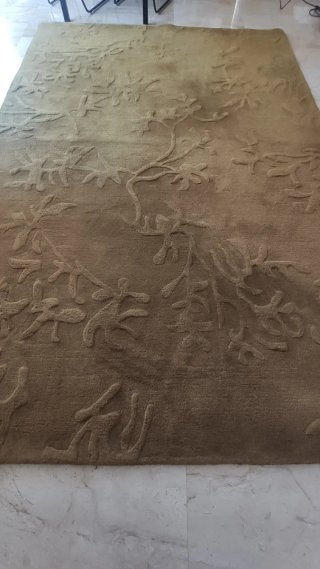 Alfombra de lana marrón