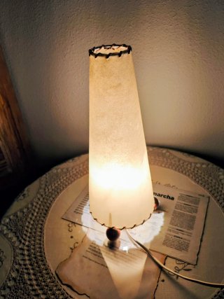 Lampada da tavolo. Papiro e legno