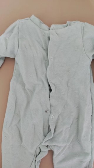 Pijama bebé verde con detalle blanco