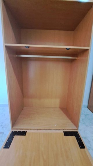Armario de madera marrón