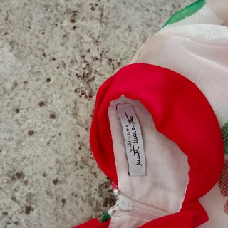 Vestito elegante bimba con rose rosse e tulle
