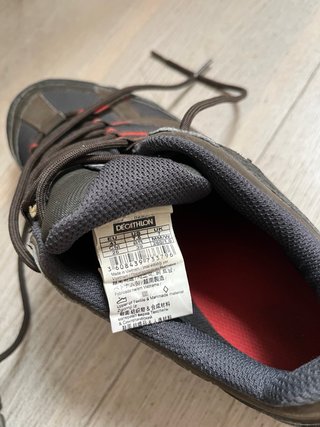 Botas de montaña grises y rojas