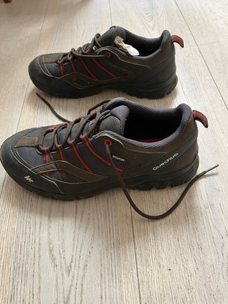 Botas de montaña grises y rojas