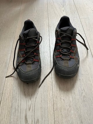 Botas de montaña grises y rojas
