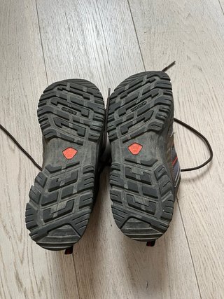 Botas de montaña grises y rojas