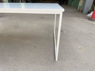 Mesa de estudio blanca metálica