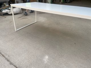 Mesa de estudio blanca metálica