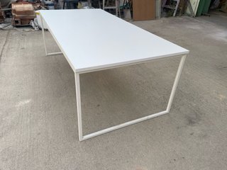 Mesa de estudio blanca metálica