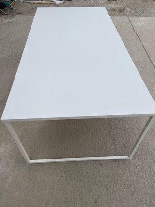 Mesa de estudio blanca metálica