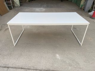 Mesa de estudio blanca metálica