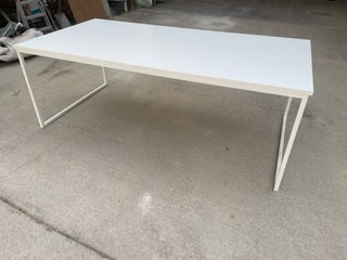 Mesa de estudio blanca metálica