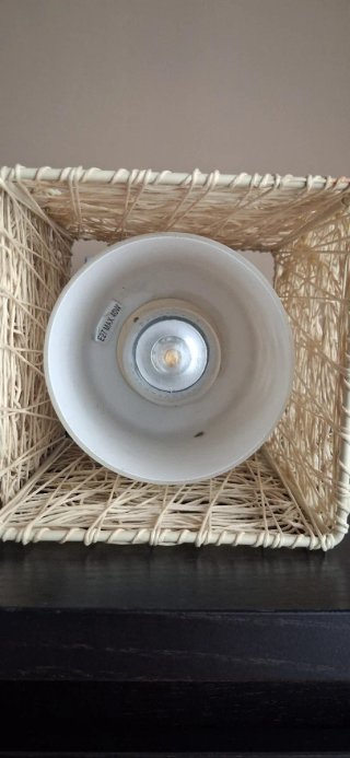 Lampada da tavolo moderna. Lampadina inclusa