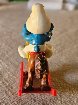 Puffo su cavallo a dondolo Pejo Schleich