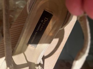 Zapatos beige y dorados Isabell Kristensen