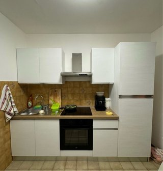 Cucina componibile bianca e argento