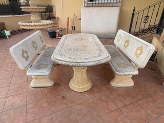 Mesa y bancos de jardín de piedra