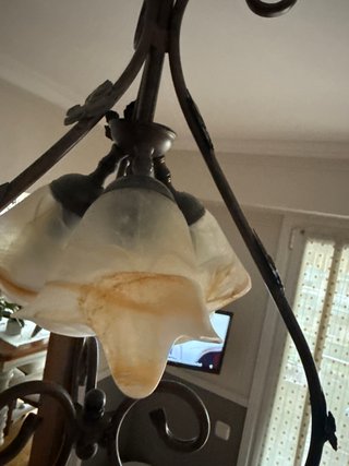 Lámpara de forja con tulipas de cristal
