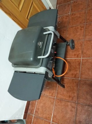 Barbacoa a gas negra y gris