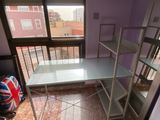 Escritorio cristal y metal con estantería