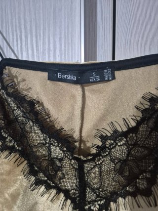 Top Bershka dorado con encaje talla S