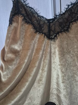 Top Bershka dorado con encaje talla S