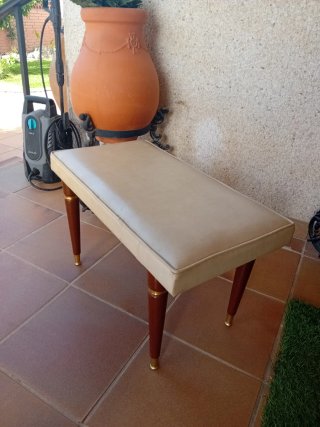 Reposapiés tapizado beige y madera
