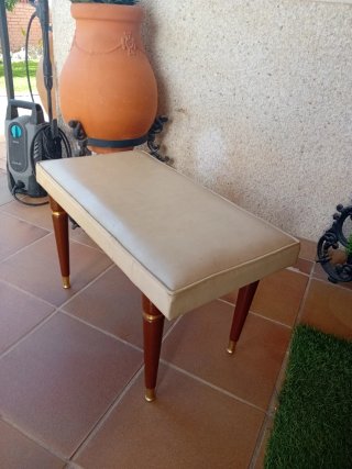 Reposapiés tapizado beige y madera