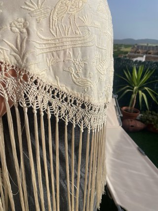 Artesanía Mantón bordado flecado a mano