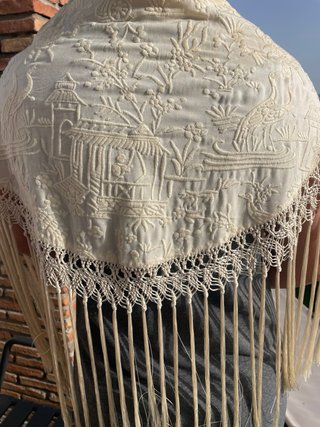 Artesanía Mantón bordado flecado a mano