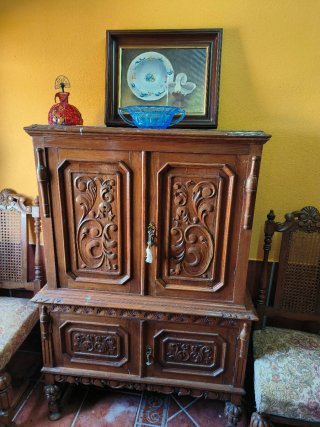 Mueble antiguo madera maciza y cristal
