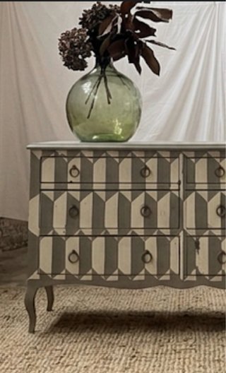 Cómoda doble con diseño geométrico