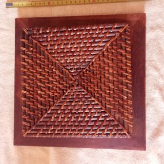 Cesta de madera y mimbre marrón