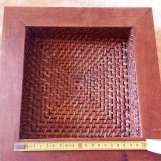 Cesta de madera y mimbre marrón