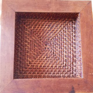 Cesta de madera y mimbre marrón