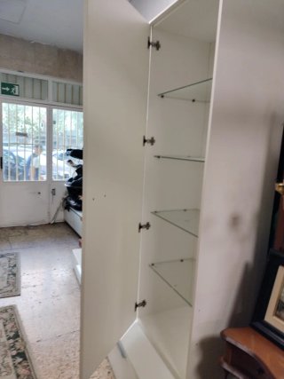 Mueble de salón blanco y negro