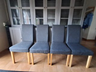 Mesa extensible negra y sillas