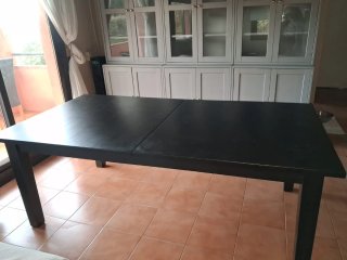 Mesa extensible negra y sillas