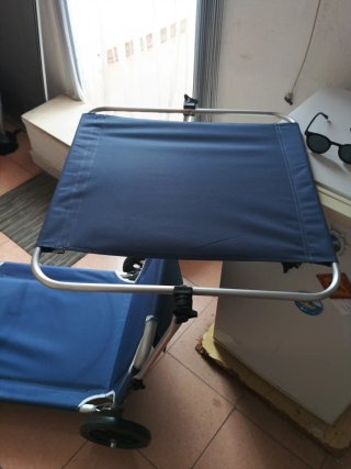 Hamaca de playa azul con ruedas