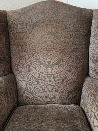 Dos butacas orejeras clásicas. Chenilla jacquard