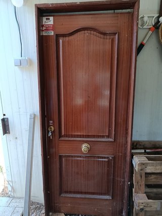 Puerta de madera con y sin cristal y de calle