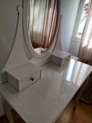 Tocador blanco con espejo y cajones